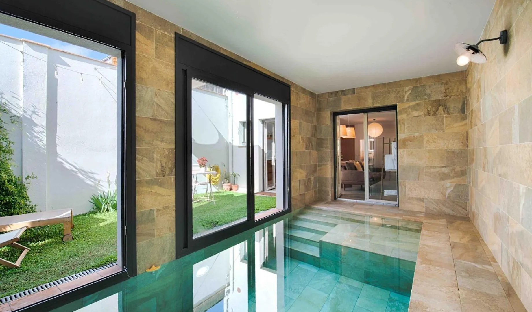 Loft Con Piscina Climatizada De Agua Salada Y Parking En El Centro De Figueres Apartment  Figueres (Girona)