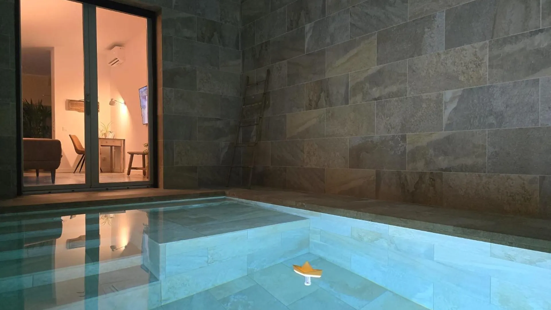 Loft Con Piscina Climatizada De Agua Salada Y Parking En El Centro De Figueres Apartment 0*, Figueres (Girona) Spain